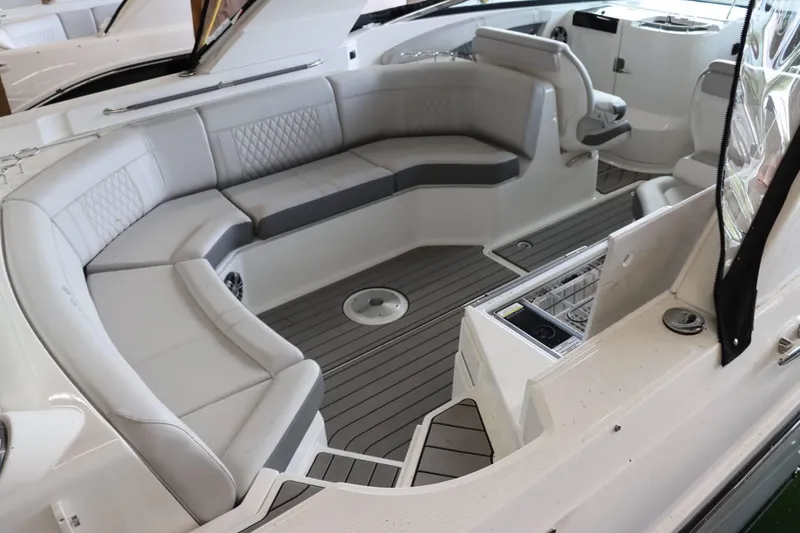 Slide: The Image of Sea Ray 350 SLX 2024 - 14