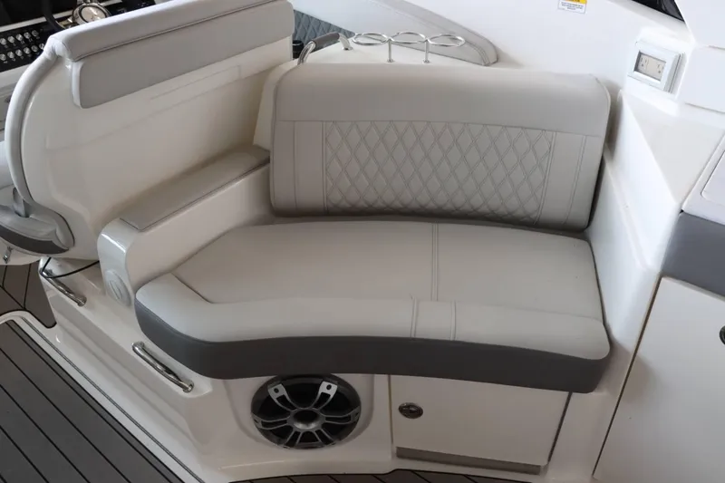 Slide: The Image of Sea Ray 350 SLX 2024 - 15