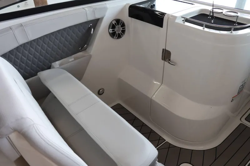 Slide: The Image of Sea Ray 350 SLX 2024 - 17