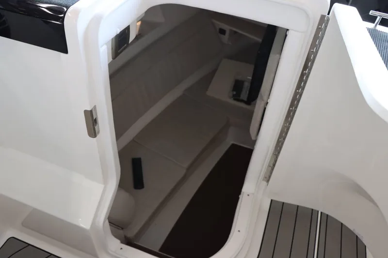 Slide: The Image of Sea Ray 350 SLX 2024 - 18