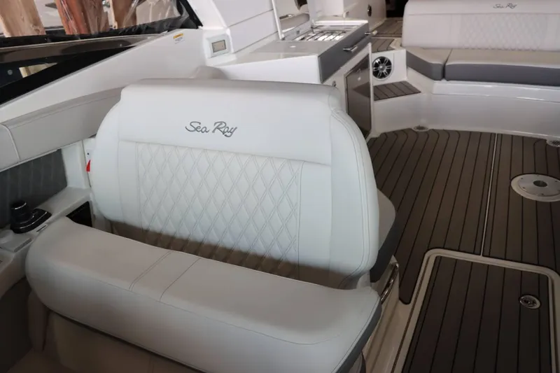 Slide: The Image of Sea Ray 350 SLX 2024 - 19