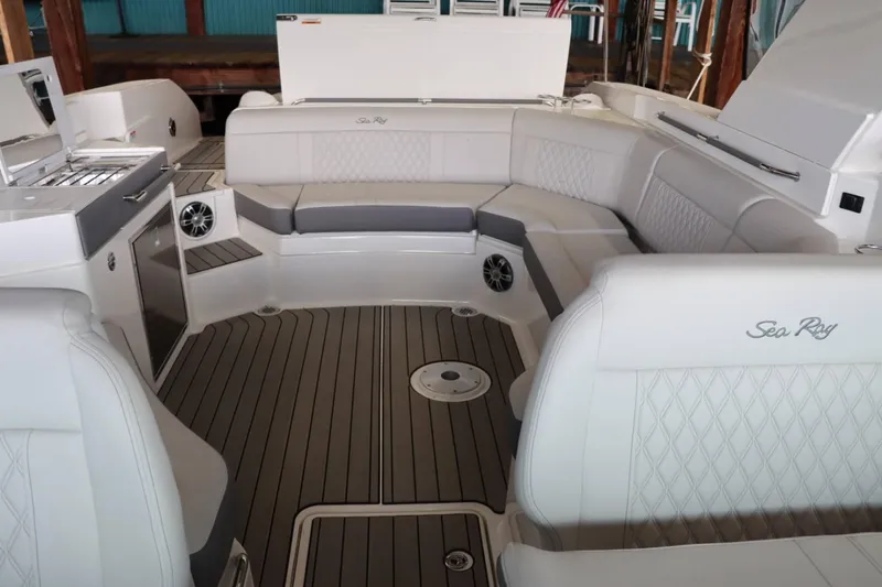 Slide: The Image of Sea Ray 350 SLX 2024 - 21