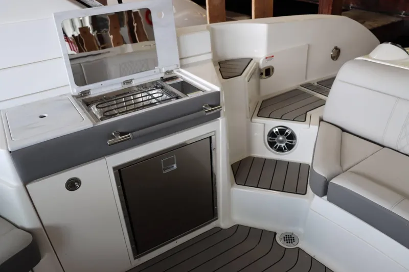 Slide: The Image of Sea Ray 350 SLX 2024 - 22