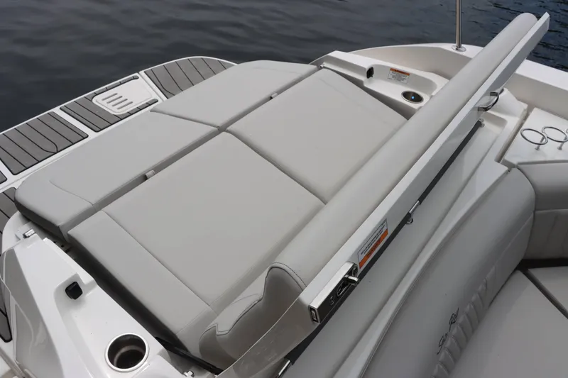 Slide: The Image of Sea Ray 350 SLX 2024 - 23