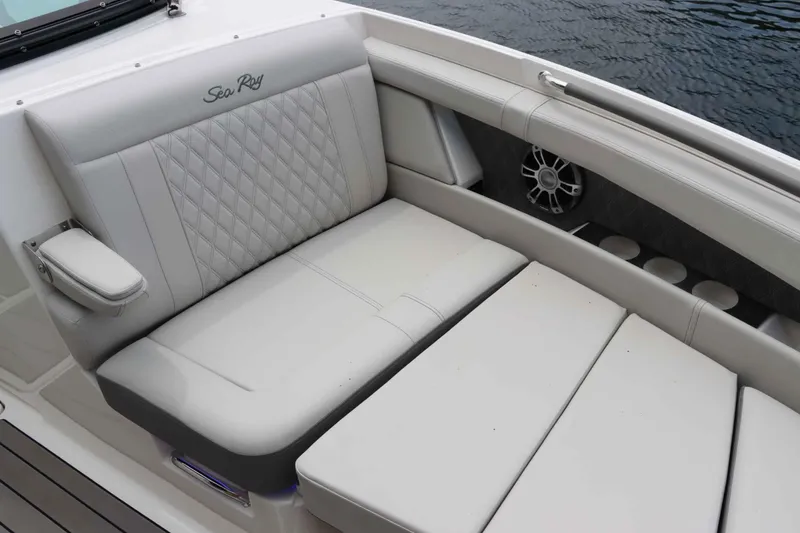 Slide: The Image of Sea Ray 350 SLX 2024 - 24