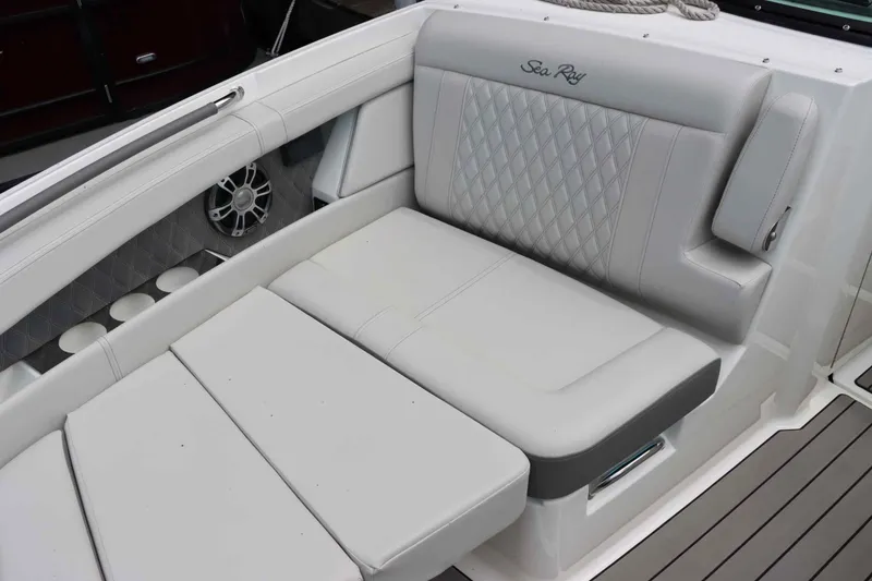 Slide: The Image of Sea Ray 350 SLX 2024 - 25