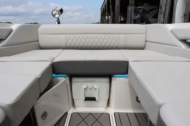 Slide: The Image of Sea Ray 350 SLX 2024 - 26