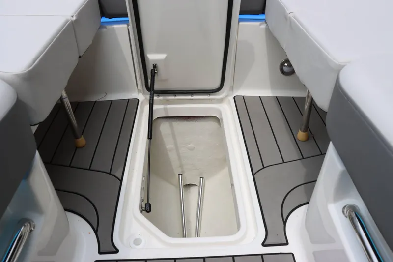 Slide: The Image of Sea Ray 350 SLX 2024 - 27