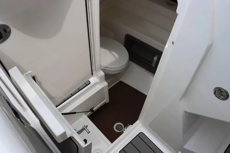 Slide: The Image of Sea Ray 350 SLX 2024 - 29