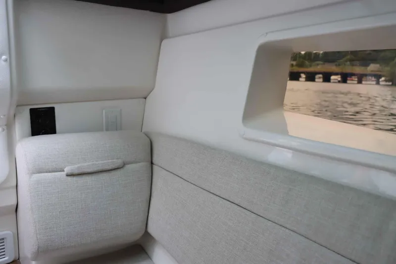 Slide: The Image of Sea Ray 350 SLX 2024 - 30