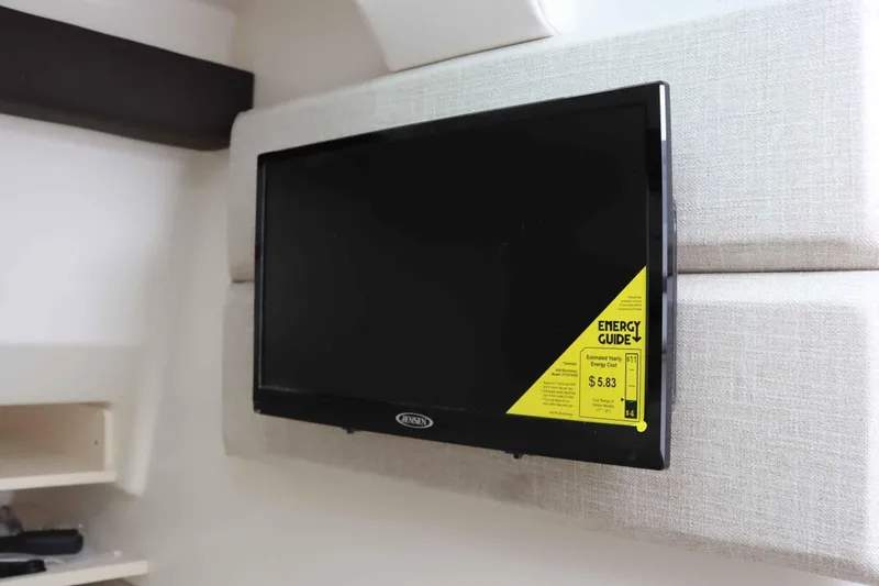 Slide: The Image of Sea Ray 350 SLX 2024 - 32