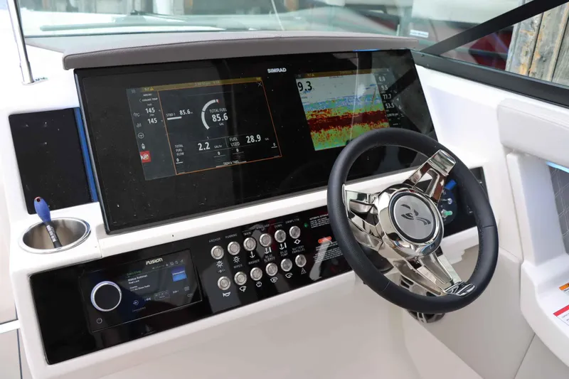 Slide: The Image of Sea Ray 350 SLX 2024 - 33