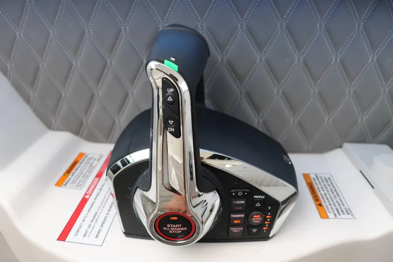 Slide: The Image of Sea Ray 350 SLX 2024 - 36