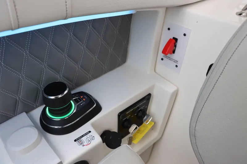 Slide: The Image of Sea Ray 350 SLX 2024 - 37