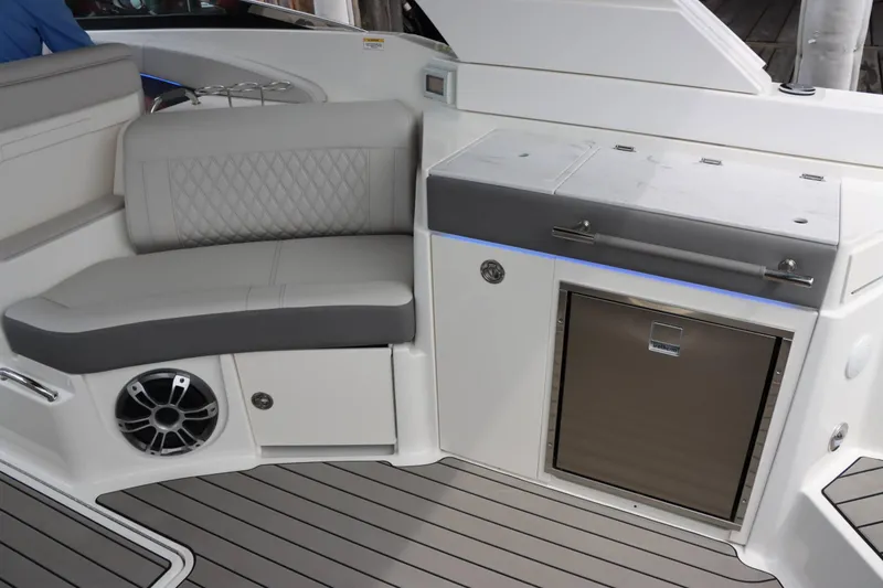 Slide: The Image of Sea Ray 350 SLX 2024 - 38