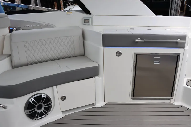 Slide: The Image of Sea Ray 350 SLX 2024 - 40