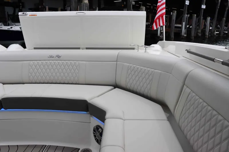 Slide: The Image of Sea Ray 350 SLX 2024 - 41