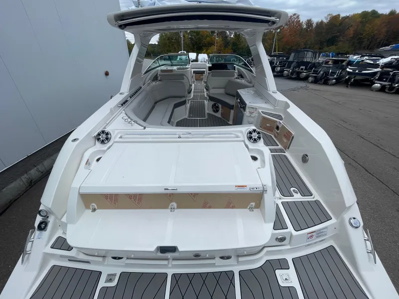 Slide: The Image of Sea Ray 350 SLX 2024 - 42