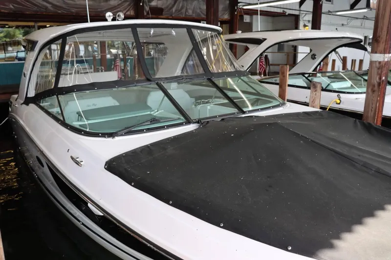 Slide: The Image of Sea Ray 350 SLX 2024 - 44