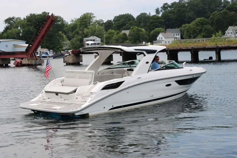 Slide: The Image of Sea Ray 350 SLX 2024 - 7