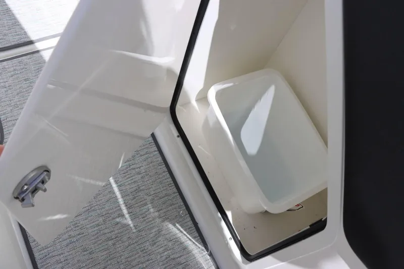 Slide: The Image of Sea Ray 260SLX 2024 - 12