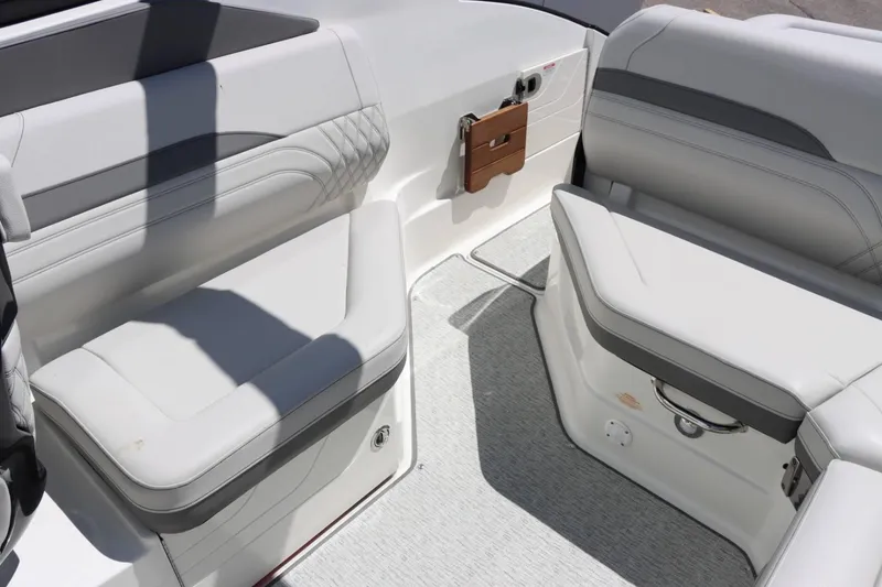 Slide: The Image of Sea Ray 260SLX 2024 - 14