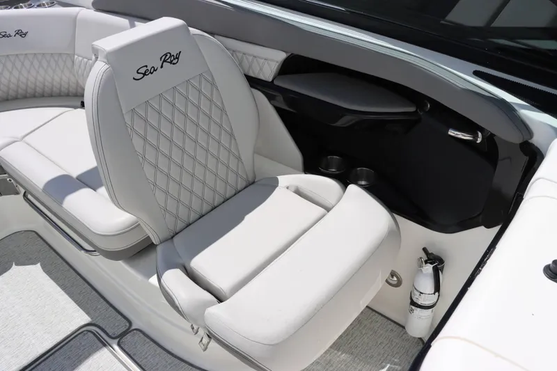 Slide: The Image of Sea Ray 260SLX 2024 - 17