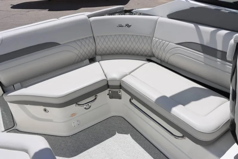 Slide: The Image of Sea Ray 260SLX 2024 - 18