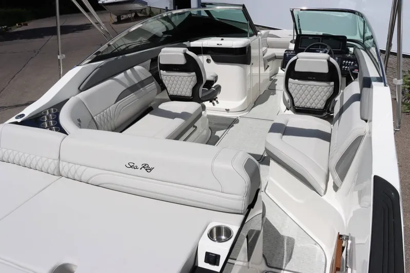 Slide: The Image of Sea Ray 260SLX 2024 - 19