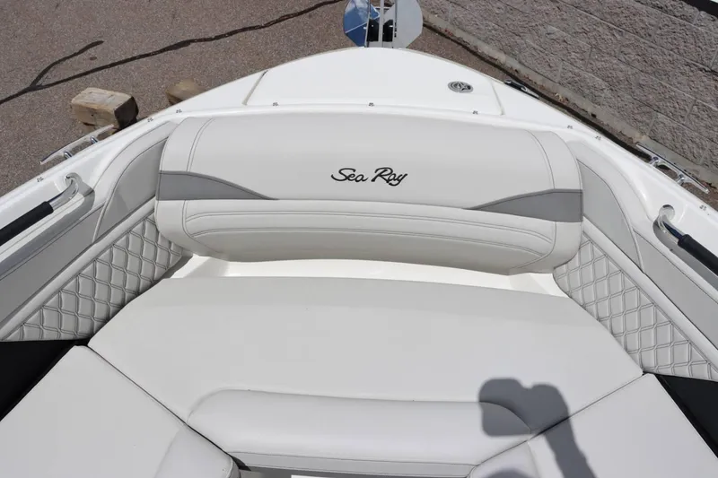Slide: The Image of Sea Ray 260SLX 2024 - 9
