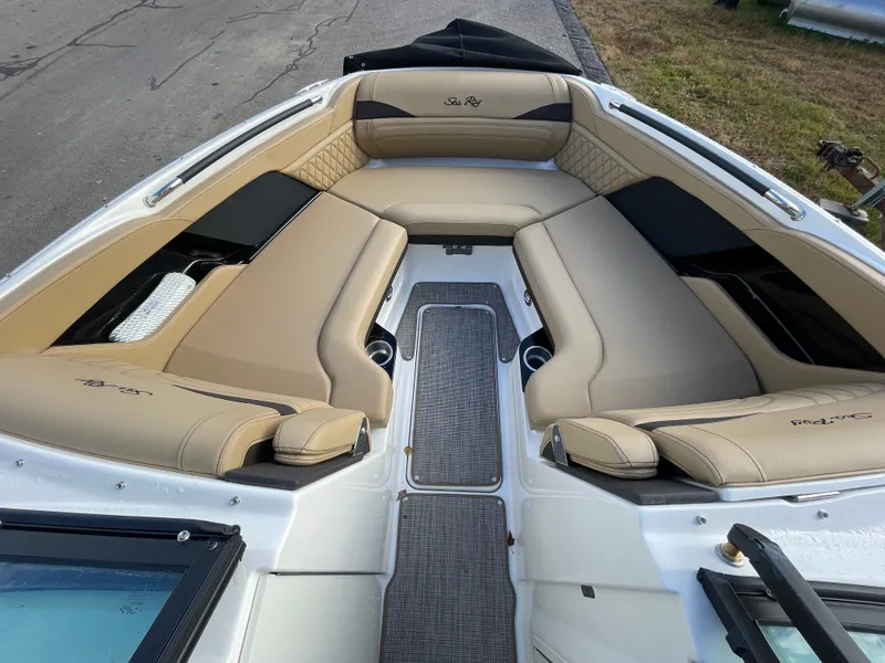 Slide: The Image of Sea Ray SLX 260 2024 - 10
