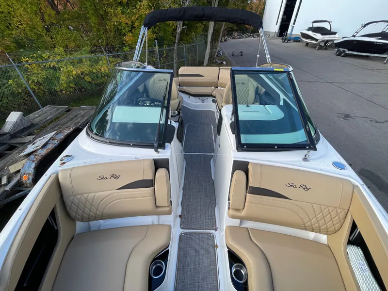 Slide: The Image of Sea Ray SLX 260 2024 - 11