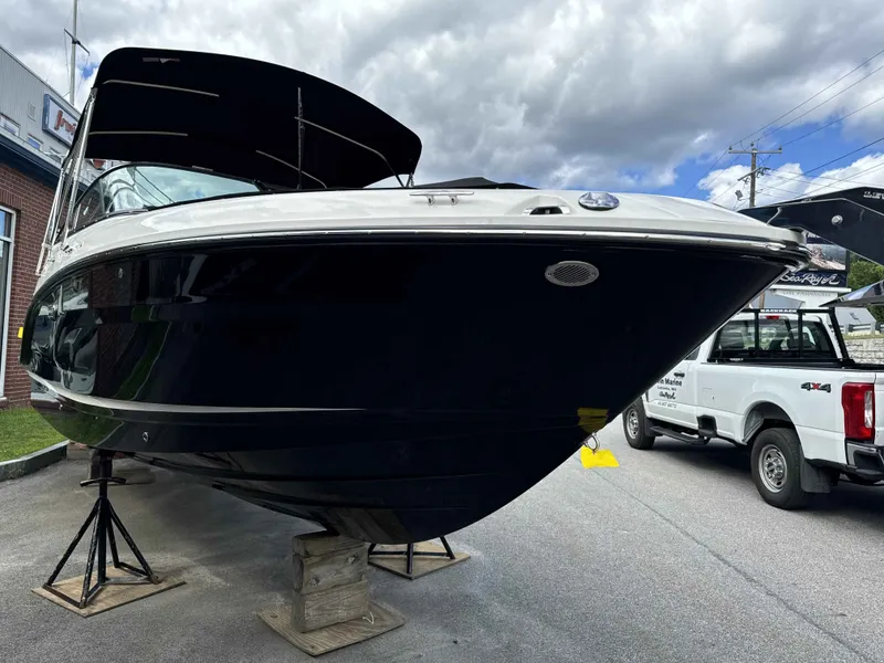 Slide: The Image of Sea Ray SLX 260 2024 - 4