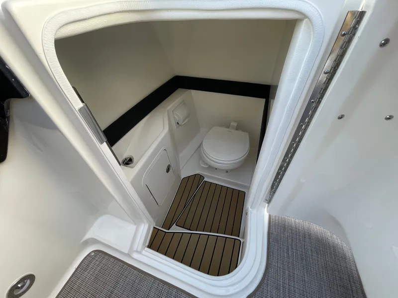 Slide: The Image of Sea Ray SLX 260 2024 - 9