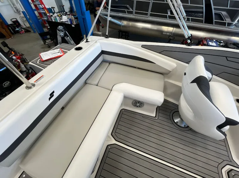 Slide: The Image of Starcraft SVX 190 OB 2024 - 13