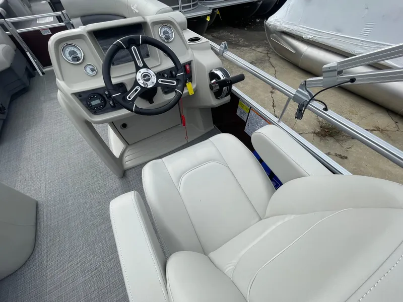 Slide: The Image of SunChaser VISTA 20LR 2024 - 9