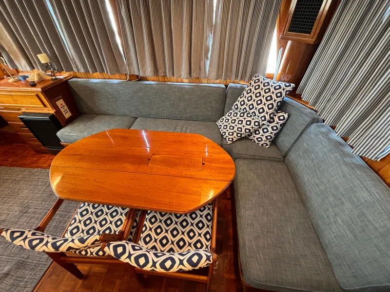 Slide: The Image of Dinette/Settee to starboard - 22