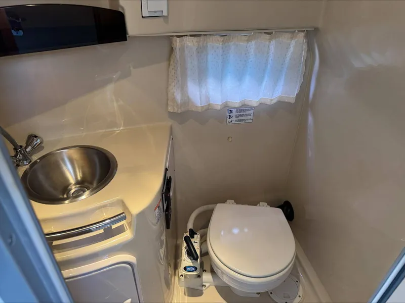 Slide: The Image of Four Winns 258 Vista 2008 - 28