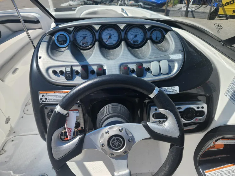 Slide: The Image of 2010 Yamaha Boats 212SS dashboard and steering wheel close-up. - 5