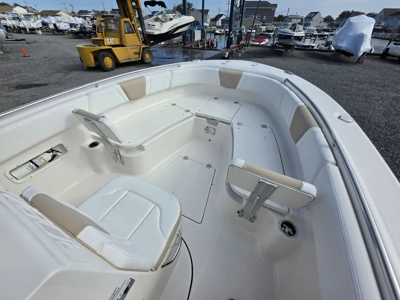 Slide: The Image of Robalo R252 Explorer 2027 - 9