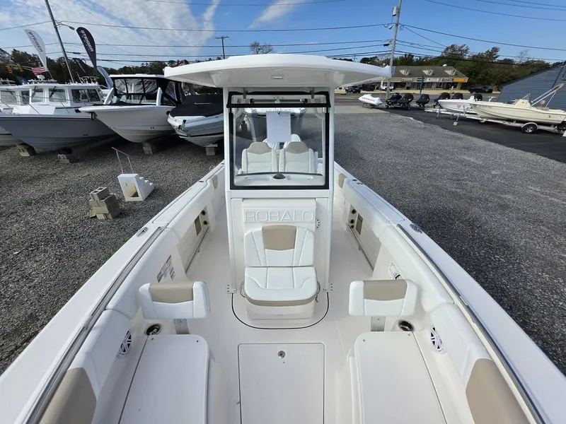 Slide: The Image of Robalo R252 Explorer 2027 - 8