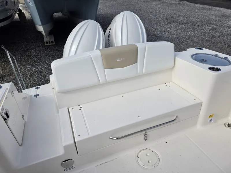 Slide: The Image of Robalo R252 Explorer 2027 - 10