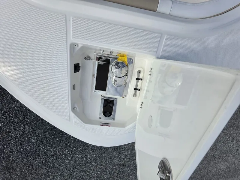 Slide: The Image of Robalo R252 Explorer 2027 - 13