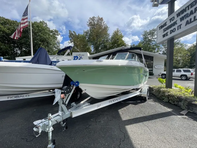 Slide: The Image of Robalo R207 2027 - 1