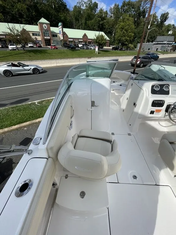 Slide: The Image of Robalo R207 2027 - 13