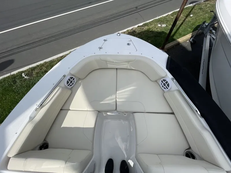 Slide: The Image of Robalo R207 2027 - 6