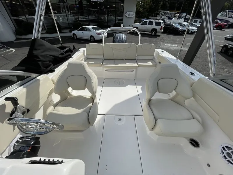 Slide: The Image of Robalo R207 2027 - 14