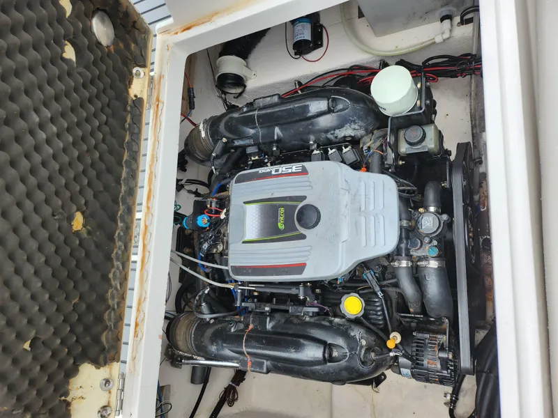 Slide: The Image of 2015 Starcraft Crossover 210 SCX IO boat engine compartment. - 23