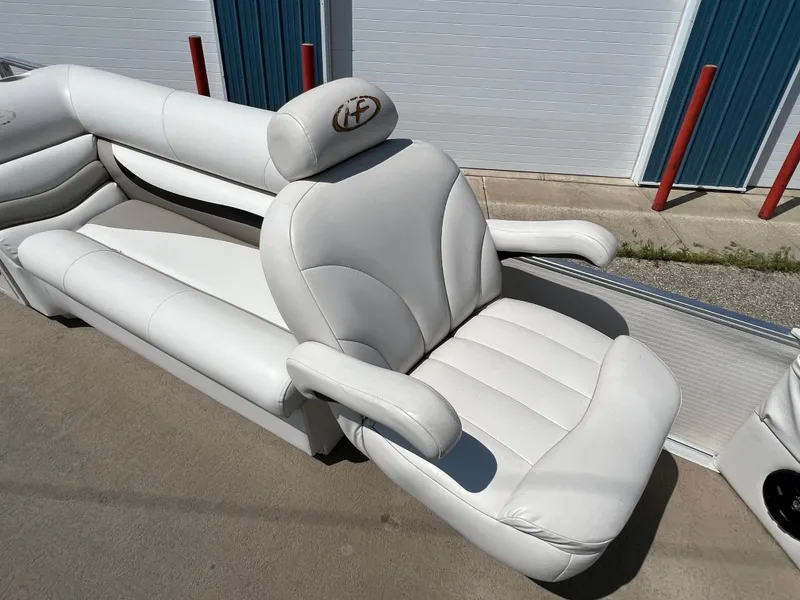 Slide: The Image of 2006 Harris FloteBote 250 Super Sunliner white leather seating. - 19