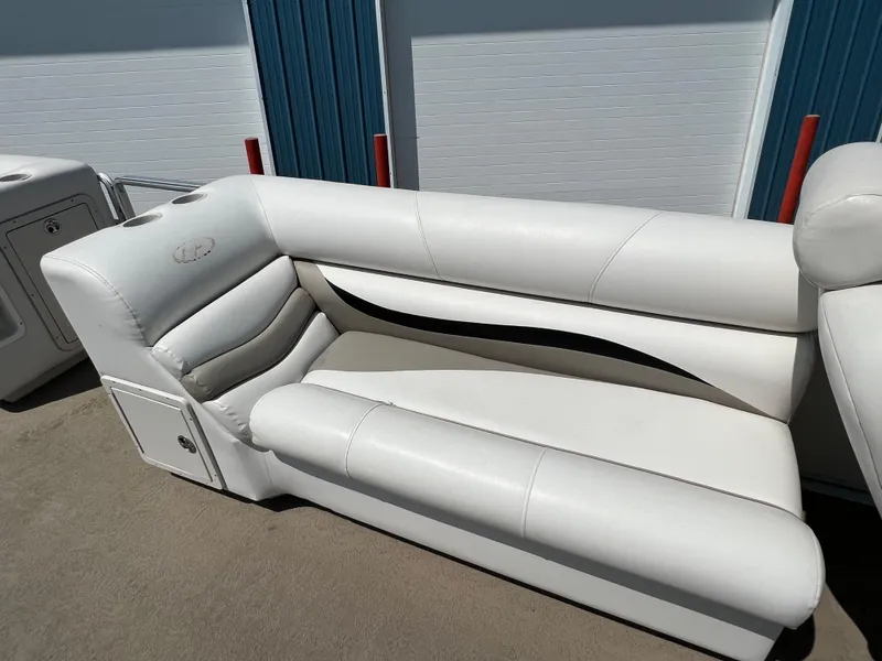 Slide: The Image of 2006 Harris FloteBote 250 Super Sunliner white boat seating. - 20